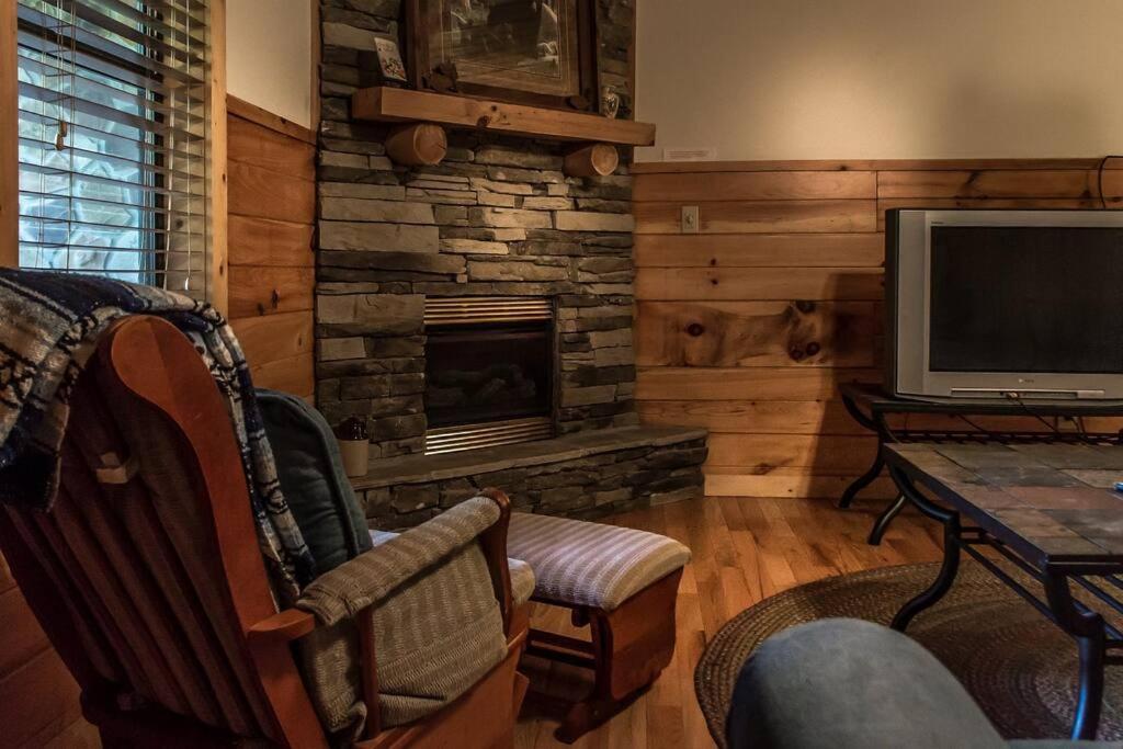 Villa Holly Tree Hideaway - Semi Secluded Mtn Setting Sevierville Exterior foto