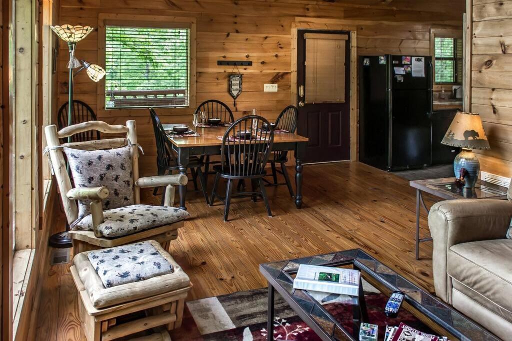 Villa Holly Tree Hideaway - Semi Secluded Mtn Setting Sevierville Exterior foto